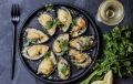 Запеченные мидии с сыром и острым соусом: как удивить гостей настоящим кулинарным искусством