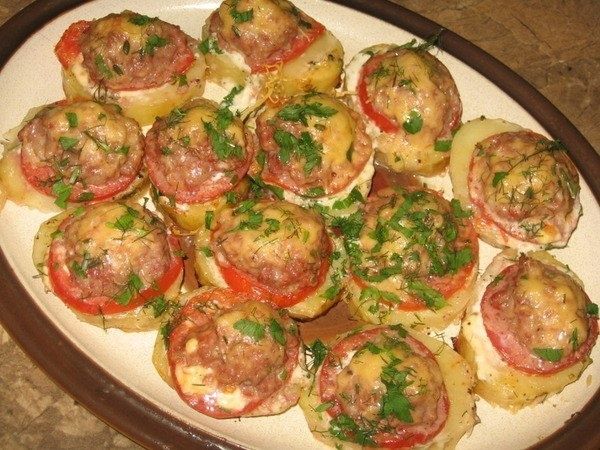 Запечённый картофель с мясом и помидорами