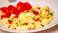 Скрембл с помидорами и сыром: быстрая находка для завтрака