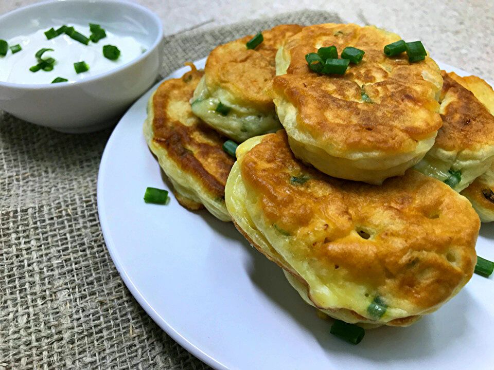 Легкие пирожки с луком и яйцом: готовим за 15 минут