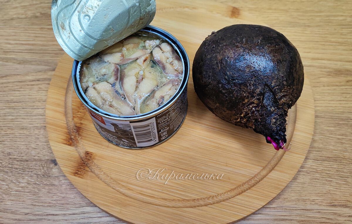 Салат из свёклы и консервов: быстро, вкусно и эффектно