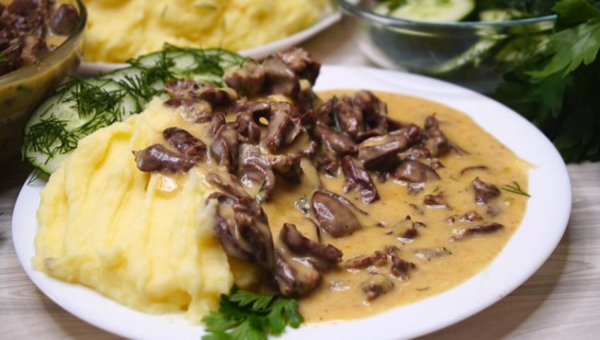 Нежные куриные сердечки в сметанном соусе: простой и вкусный рецепт