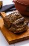 Восточные специи и нежное мясо: запечённая свиная шея с луковым соусом